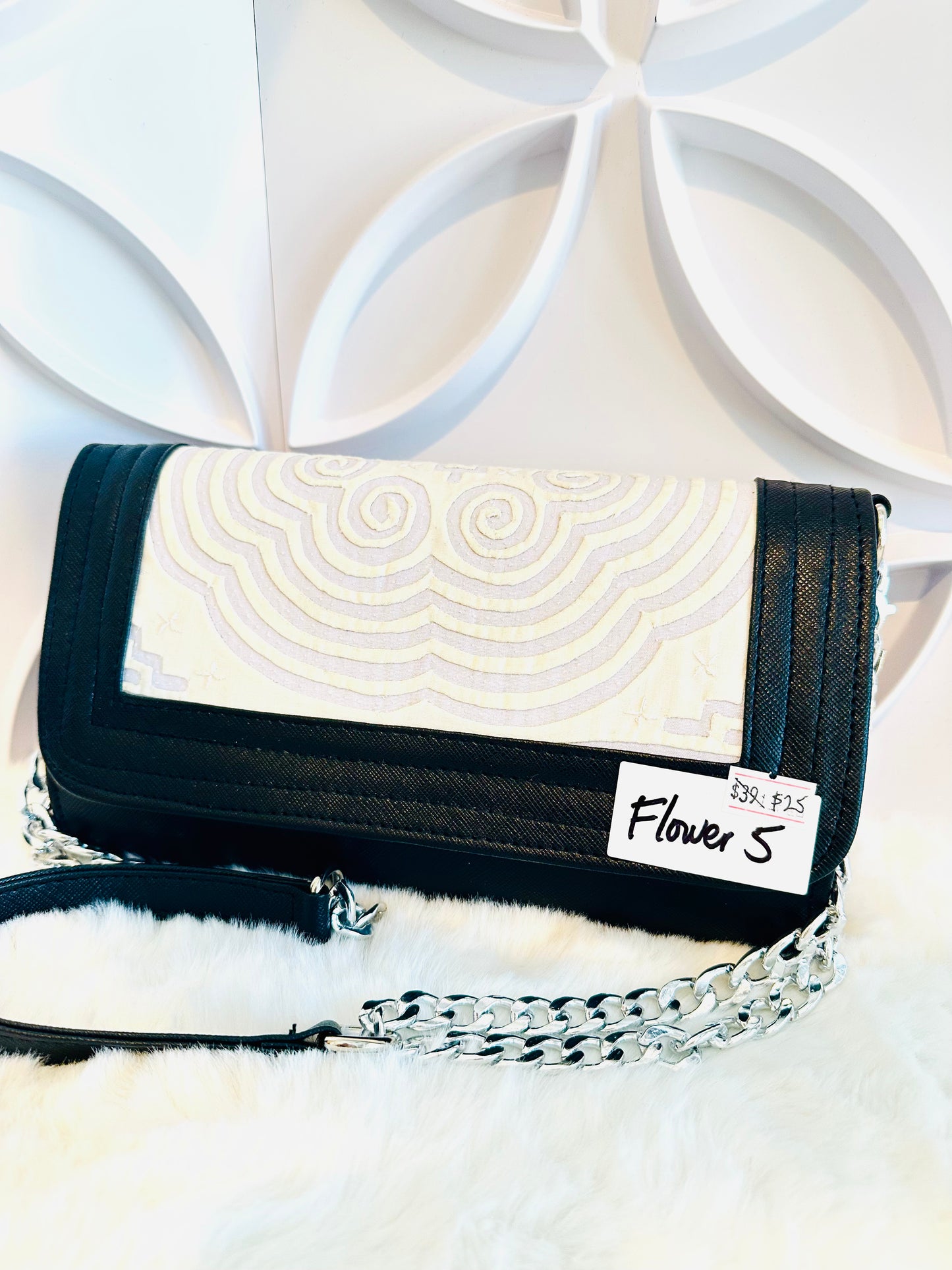 LIVE White Qwj Purse (Flower 5 Flaw)