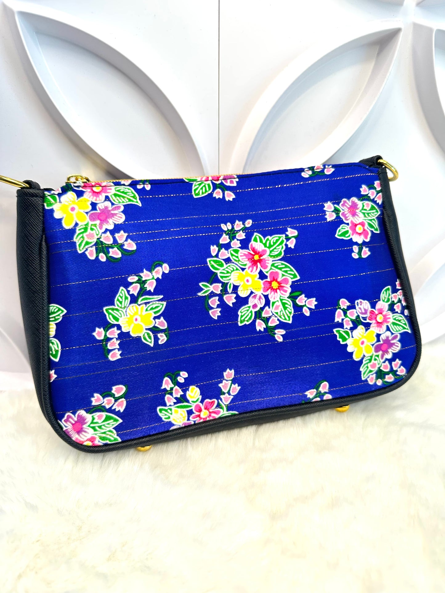 LIVE Lis Loos Crossbody